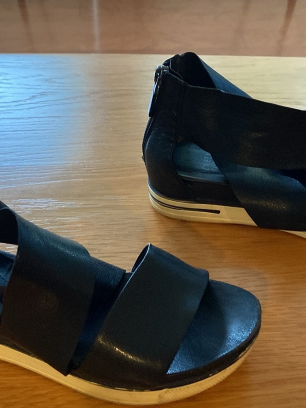 Eileen Fisher Black Leather Platform Sandals. Size: 6.